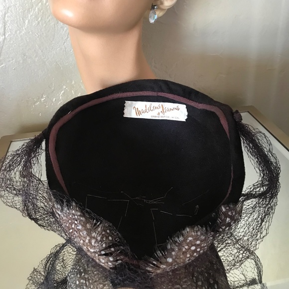 LOVELY 1950s\' BROWN VELOUR JULIET CAP WITH FEATHERS AND FULL SPIDER VEIL main image 2